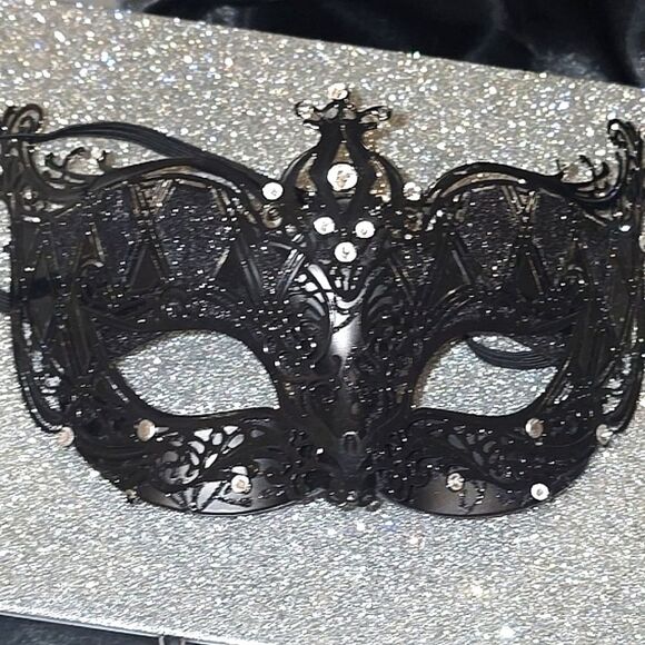 Dara Masquerade Black Rhinestone & Glitter Mask - Picture 2 of 5